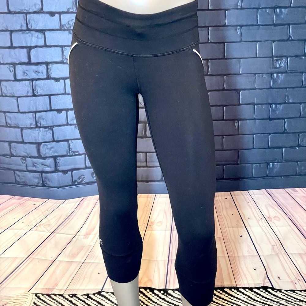 Athleta cropped black yoga pants with grey/silver line details Sz: S